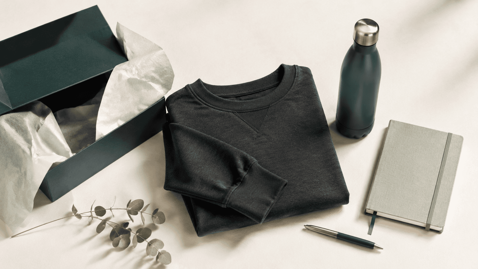 Sélection de cadeaux de fin d'année d'entreprise avec textile, gourde et carnet personnalisables